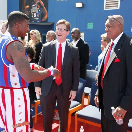 33 – Buckets with Mayor Greg Stanton & Fergie Jenkins 8275