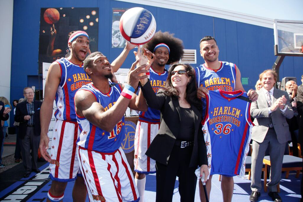 Dr. Cynthia Lemon & Harlem Globetrotters 8238 copy