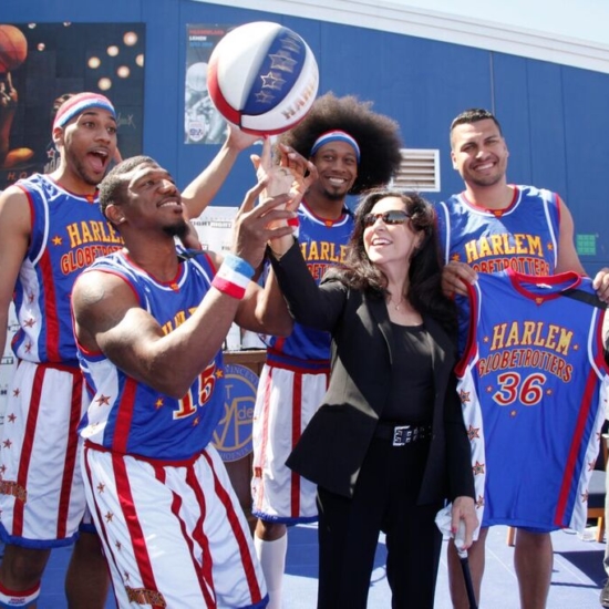 28 – Dr. Cynthia Lemon & Harlem Globetrotters 8238